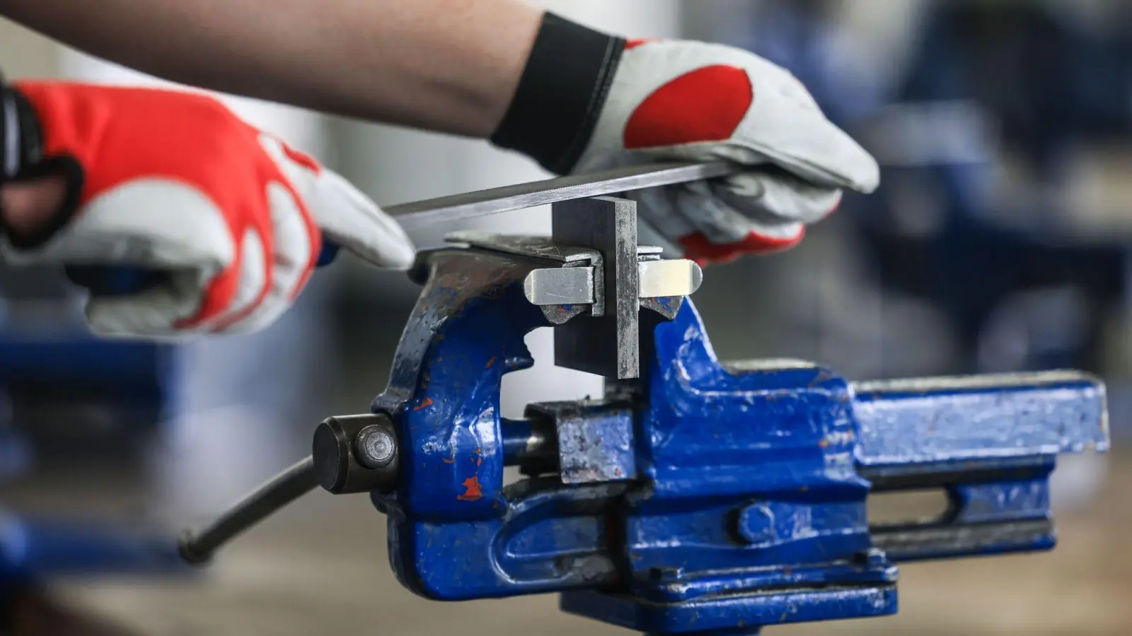 Der exportorientierte Maschinenbau leidet unter dem Zollstreit mit den USA. (Symbolbild) (Foto: Oliver Berg/dpa)