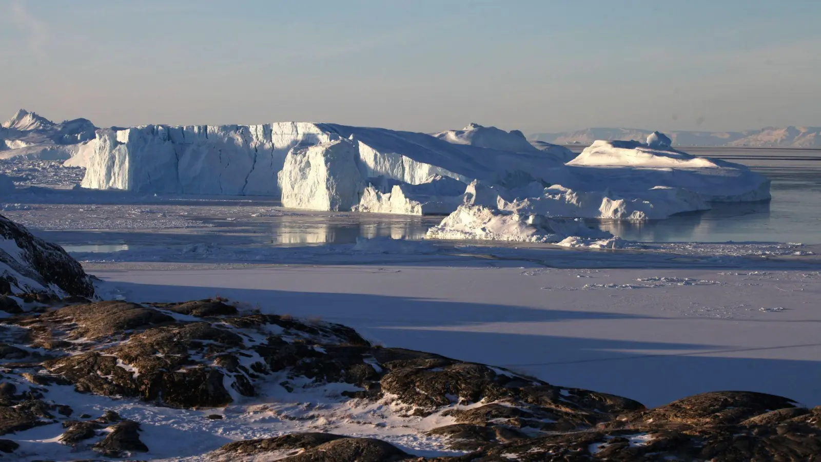 Normalerweise geht es in Grönland friedlich und beschaulich zu. Doch die Zeiten sind vorerst vorbei. (Archivbild)  (Foto: Steffen Trumpf/dpa)