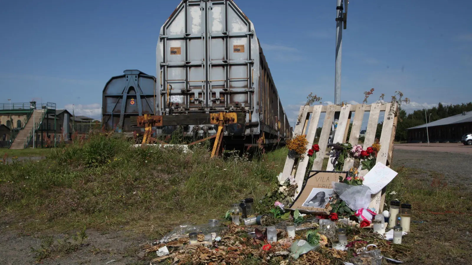 Nach dem Mord an einem 14-jährigen Mädchen im südschwedischen Landskrona ist am Tatort in einem Industriegebiet ein Gedenkort voller Kerzen, Blumen und Briefe entstanden. (Archivbild) (Foto: Steffen Trumpf/dpa)