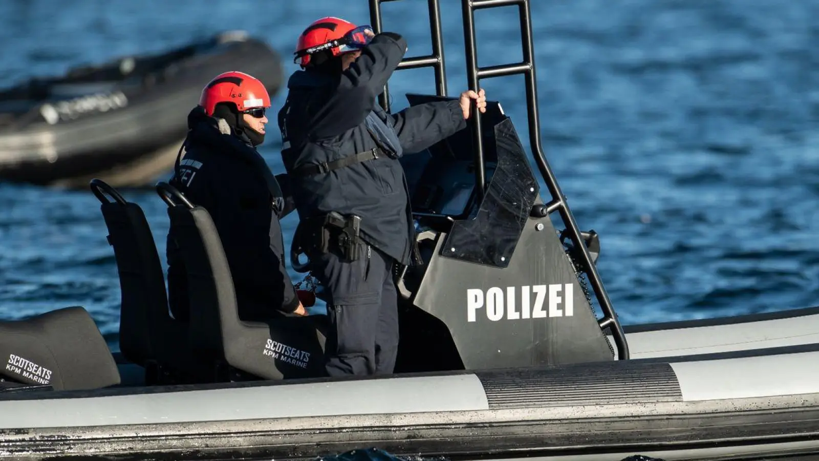 Einsatzkräfte der Polizei fahren auf einem Boot. (Foto: Silas Stein/dpa)