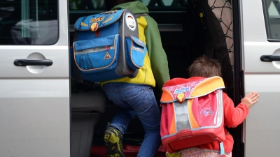 Kinder müssen im Auto korrekt angeschnallt werden - sonst droht ein Bußgeld. (Symbolbild) (Foto: Ralf Hirschberger/dpa-Zentralbild/dpa)