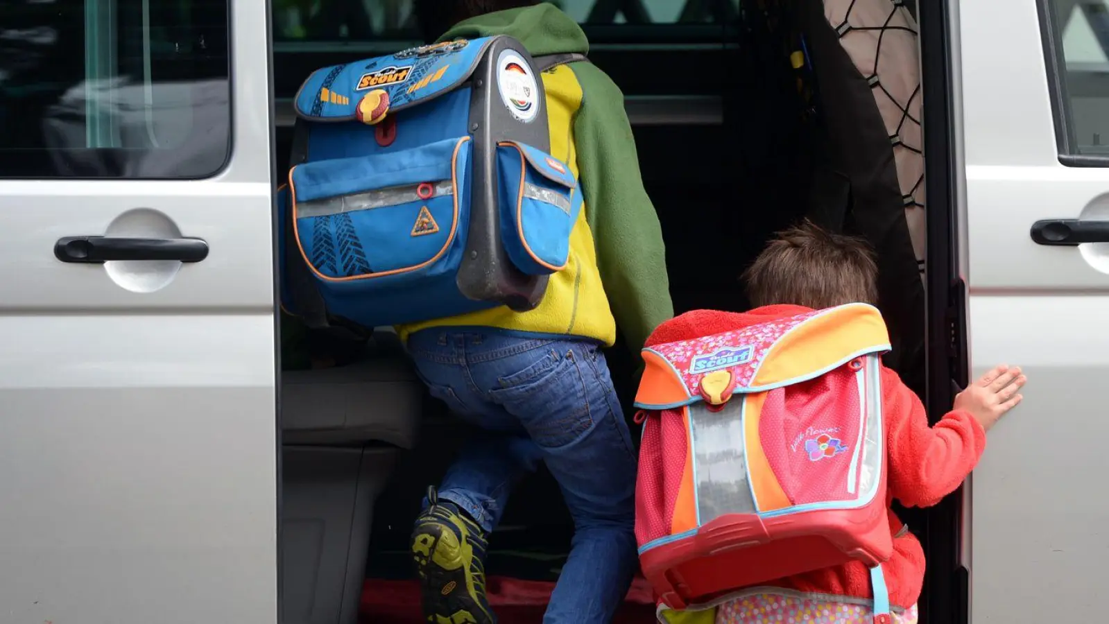 Kinder müssen im Auto korrekt angeschnallt werden - sonst droht ein Bußgeld. (Symbolbild) (Foto: Ralf Hirschberger/dpa-Zentralbild/dpa)