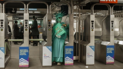 Nach ‘No Kings’-Protest: Freiheitsstatue fährt U-Bahn (Foto: Olga Fedorova/AP/dpa)