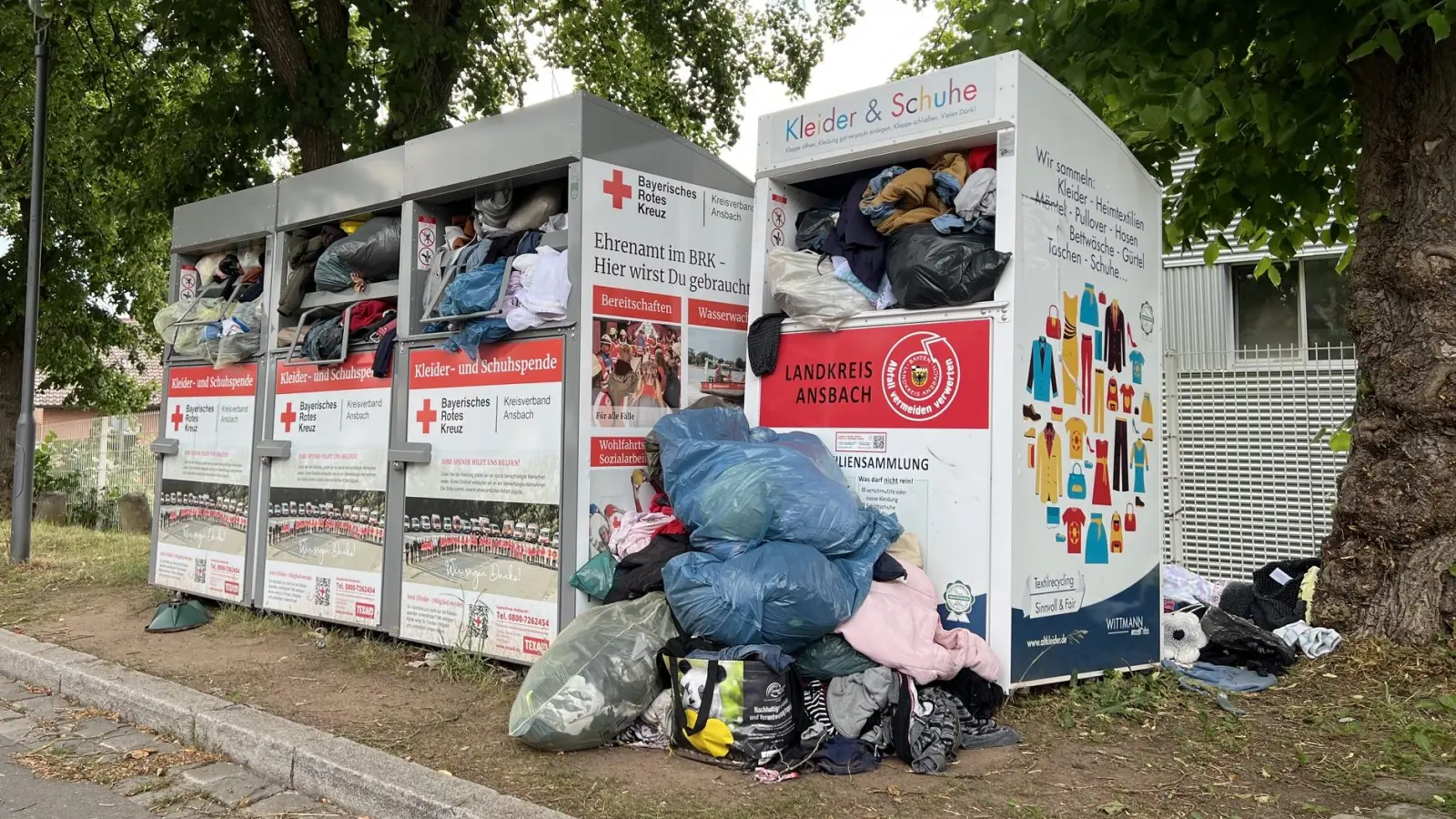 Wenige Tage vor der Kirchweih sahen die Altkleider-Container am Festplatz noch so aus. Mittlerweile ist aufgeräumt. Sollte das Problem wiederkehren, spricht sich der Bau- und Umweltausschuss für eine Verlegung in den Wertstoffhof aus. (Foto: Yvonne Neckermann)