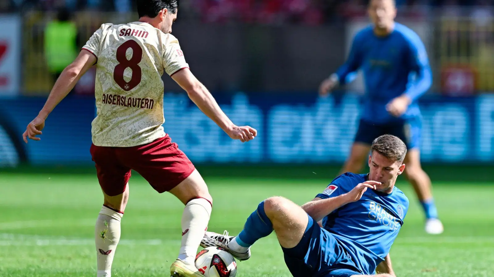 Kaiserslauterns Semih Şahin (l) und Braunschweigs Florian Flick kämpfen um den Ball. (Foto: Uwe Anspach/dpa)