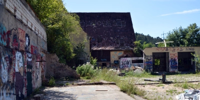 Die Reste der Schanze. Bald könnte hier nur noch grüne Wiese sein. (Foto: Johannes Zimmermann)