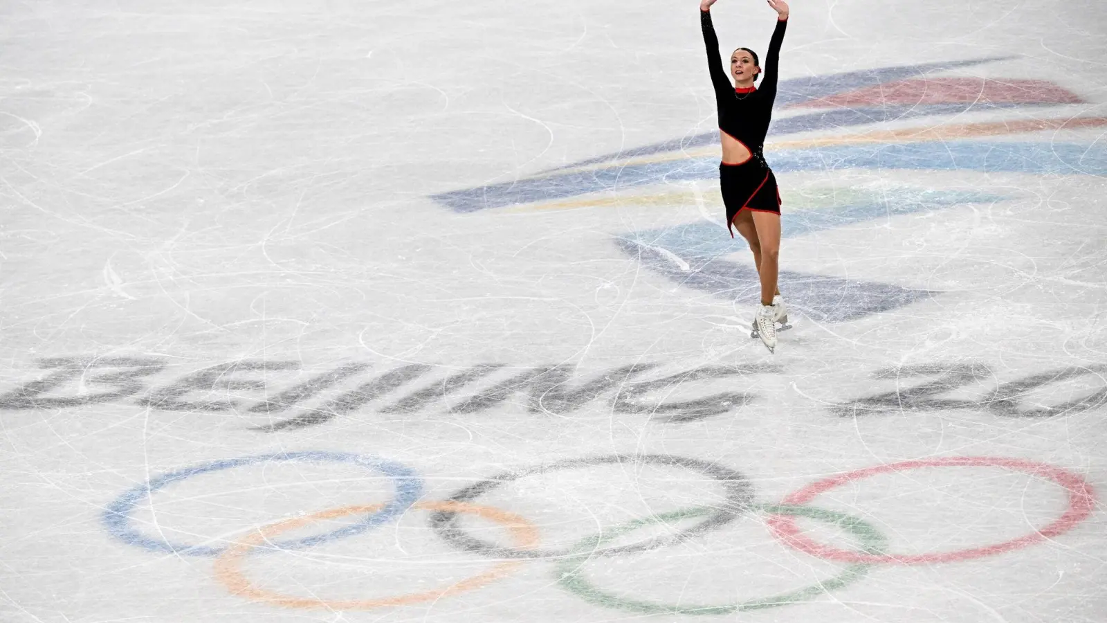 Eiskunstläuferin Nicole Schott hat sich für das Kür-Finale der Damen qualifiziert. (Foto: Peter Kneffel/dpa)