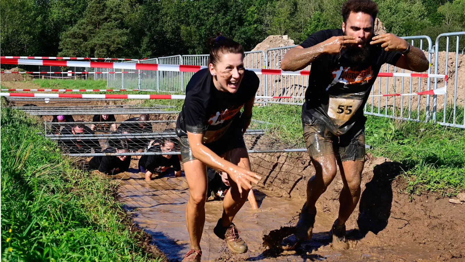 Durch Wasserlöcher und andere Hindernisse hindurch mussten sich die Teilnehmer des „Ansbogger Challenge Fun Run” kämpfen. (Foto: Jim Albright)