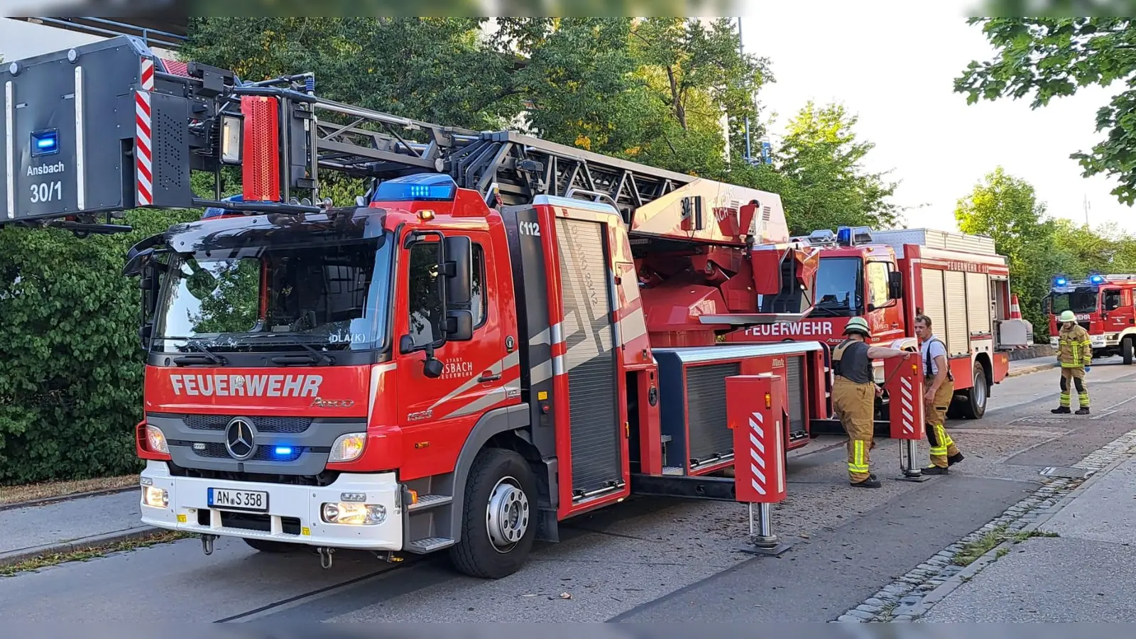 Die Feuerwehr rückte am Donnerstagabend zu einem Unfall an der Feuerbachstraße aus. (Foto: Alexander Biernoth)