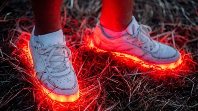 Alarmstufe Rot: Wenn Schuhe anfangen zu müffeln, helfen ein paar einfache Tricks. Aber auch schon vorher kann man etwas gegen unangenehmen Schuhgeruch tun. (Foto: Hauke-Christian Dittrich/dpa/dpa-tmn)