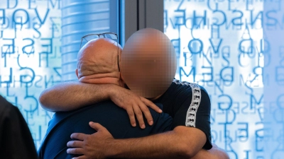 Herzliches Wiedersehen auf der Anklagebank. (Foto: Rolf Vennenbernd/dpa)