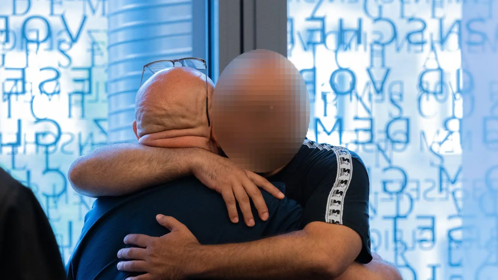 Herzliches Wiedersehen auf der Anklagebank. (Foto: Rolf Vennenbernd/dpa)