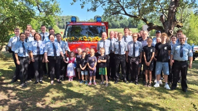 Gruppenbild mit Auto: Die Feuerwehr Berhardswinden hat ihr neues Fahrzeug nun auch offiziell in Betrieb genommen. (Foto: Simon Mayr)
