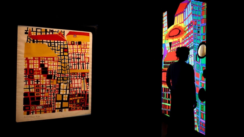 Hundertwasser ist bekannt für bunte Farben wie im Linolschnitt „Drei hohe Häuser”. (Foto: Karl-Josef Hildenbrand/dpa)