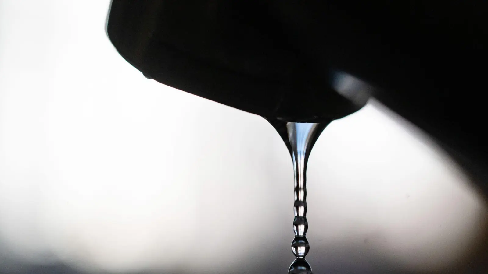 Die Menschen sollen ihr Trinkwasser vorerst abkochen. (Symbolbild) (Foto: Marijan Murat/dpa)