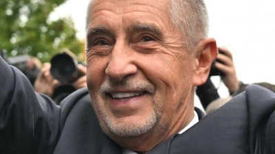 Der Vorsitzende der Oppositionsbewegung ANO, Andrej Babis, reagiert nach der Bekanntgabe des Wahlergebnisses.  (Foto: Øíhová Michaela/CTK/dpa)