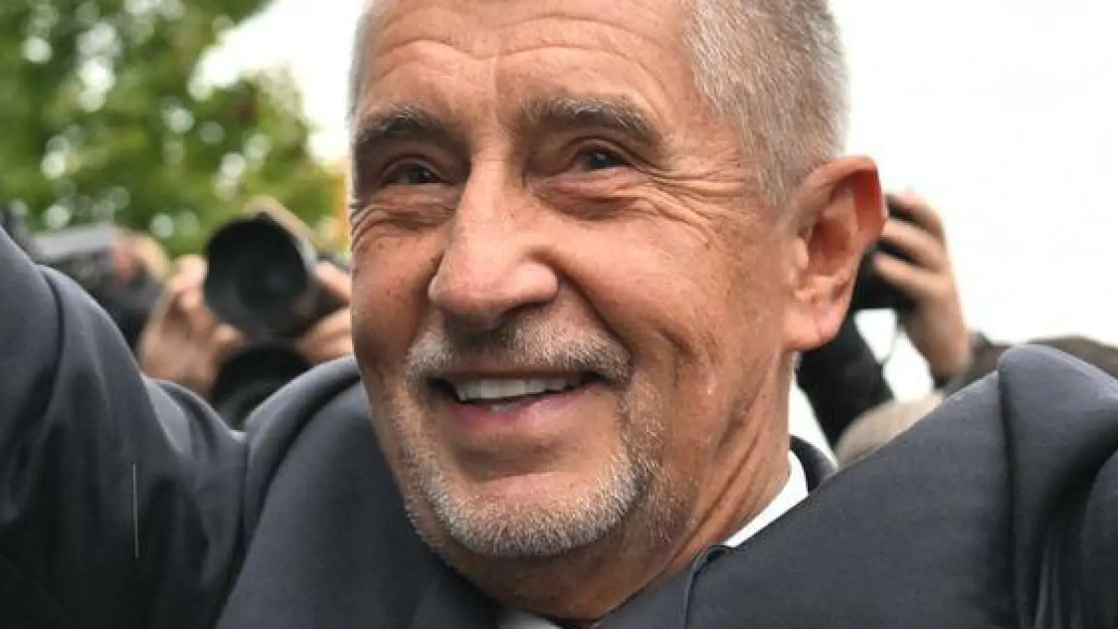 Der Vorsitzende der Oppositionsbewegung ANO, Andrej Babis, reagiert nach der Bekanntgabe des Wahlergebnisses.  (Foto: Øíhová Michaela/CTK/dpa)