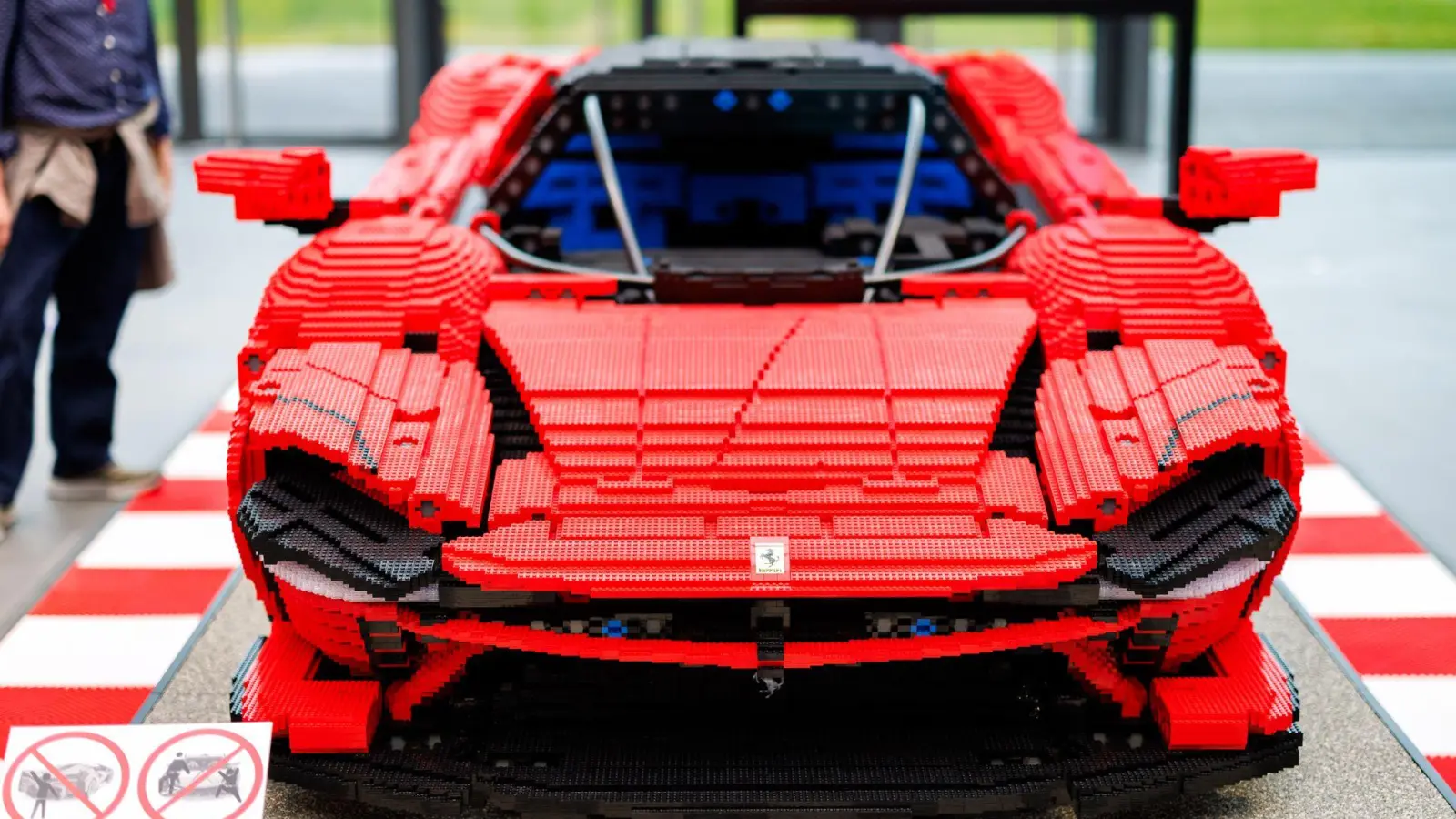 Erwachsene können sich Spielzeuge leisten, von denen sie als Kind nur träumen konnten. (Archivbild) (Foto: Daniel Karmann/dpa)