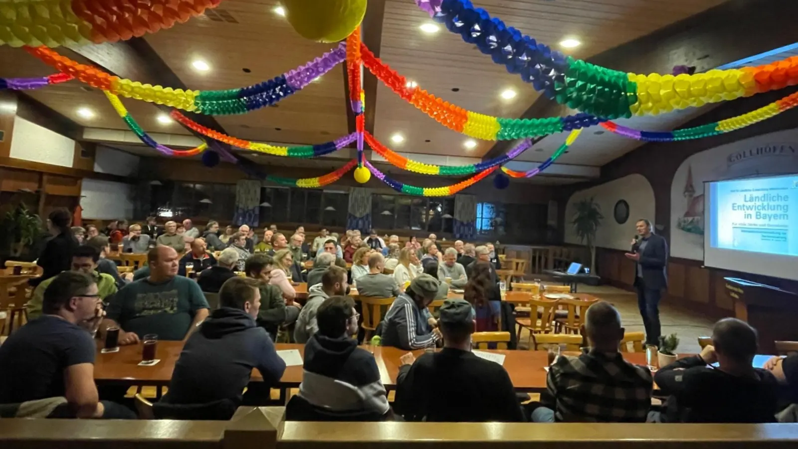 Sehr gut besucht war die Bürgerversammlung zur Dorferneuerung in der bereits für den Fasching dekorierten Halle. Unter anderem informierte Joachim Reindler vom Amt für Ländliche Entwicklung. (Foto: Gerhard Krämer)