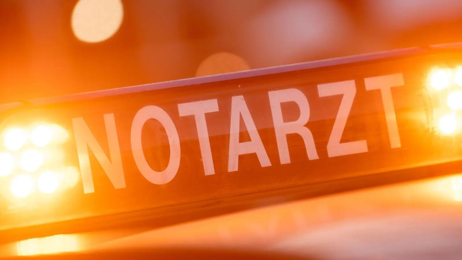 Ein zufällig hinzukommender Notarzt untersuchte die beiden Fahrer und konnte feststellen, dass sie mit Glück unverletzt geblieben sind. (Symbolbild) (Foto: Lino Mirgeler/dpa)