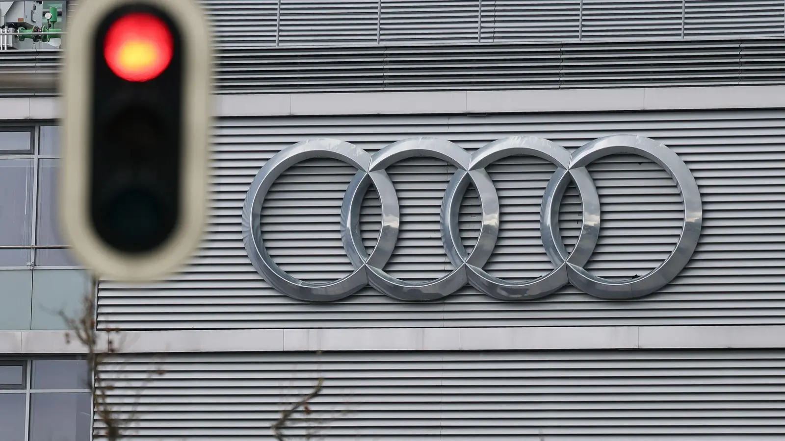 Audi-Zentrale in Ingolstadt - beim Autobauer läuft es derzeit schlecht.  (Foto: Daniel Löb/dpa)