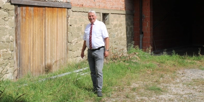 In Langenfeld entstehen neue Wohnungen. Noch in diesem Jahr soll mit dem Abriss der Scheune neben dem alten Schulgebäude begonnen werden. (Foto: Ramona Emmert)