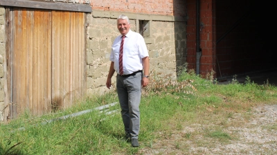 In Langenfeld entstehen neue Wohnungen. Noch in diesem Jahr soll mit dem Abriss der Scheune neben dem alten Schulgebäude begonnen werden. (Foto: Ramona Emmert)