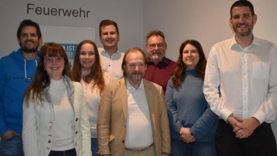 Die Wählergruppe HGB-Hagenbüchach Gemeinsam Bewegen nominierte ihre Kandidatinnen und Kandidaten für die Kommunalwahl, In Rennen geht man auch mit einem eigenen Bürgermeisterkandidaten, Andrea Weghorn (rechts) tritt gegen Amtinhaber David Schneider an. (Foto: Ute Niephaus )