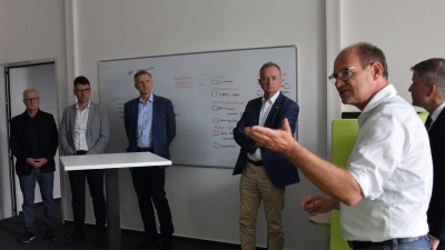 Netzwerkmanager Rüdiger Busch (Zweiter von rechts) führte die geladenen Gäste durch das „neue“ Gründerzentrum. Unter anderem gab es den Workshopraum zu sehen. (Foto: Florian Schwab)