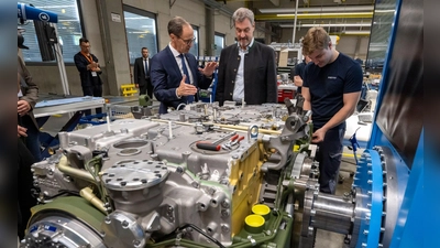Vorstandschef Alexander Sagel stellt Bayerns Ministerpräsident Markus Söder (CSU) die neue modulare Produktion des Panzergetriebeherstellers Renk vor. (Foto: Peter Kneffel/dpa)