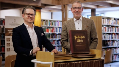 Präsentieren die historische Bach-Gesamtausgabe: Christian Mantsch (links), der Leiter der Staatlichen Bibliothek Ansbach, und Dekan Dr. Matthias Büttner. (Foto: Thomas Wirth)