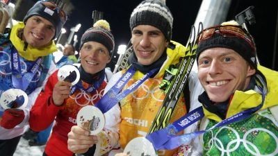 Die deutsche Biathlon-Staffel von Sotschi 2014 bekommt über elf Jahre später doch noch Olympia-Gold. (Foto: picture alliance / Kay Nietfeld/dpa)