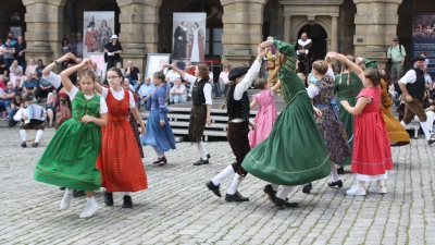 Auch bei den diesjährigen Reichsstadttagen traten die Kinder und Jugendlichen der Schäfertanzgruppe auf dem Marktplatz auf und begeisterten das Publikum mit ihrem einstudierten Programm. (Foto: Anna Beigel)