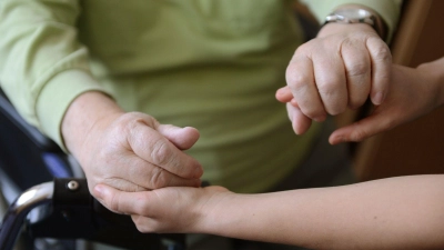 Immer mehr Menschen in Bayern benötigen Pflege - zugleich werden die Heime immer teurer. (Symbolbild) (Foto: Jens Kalaene/dpa-Zentralbild/dpa)