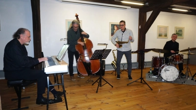 Arnold Fritscher, Winnie Neumann, Hari Dösel und Klaus Bleis (von links) begeisterten das Publikum in Herrieden. (Foto: Wolfgang Hauf)