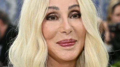 „Es gibt 20 Jahre alte Mädels, die nicht das können, was ich kann“, sagt Cher über sich. Kürzlich nahm sie an der Met Gala 2026 teil. (Archivbild) (Foto: Evan Agostini/Invision/AP/dpa)