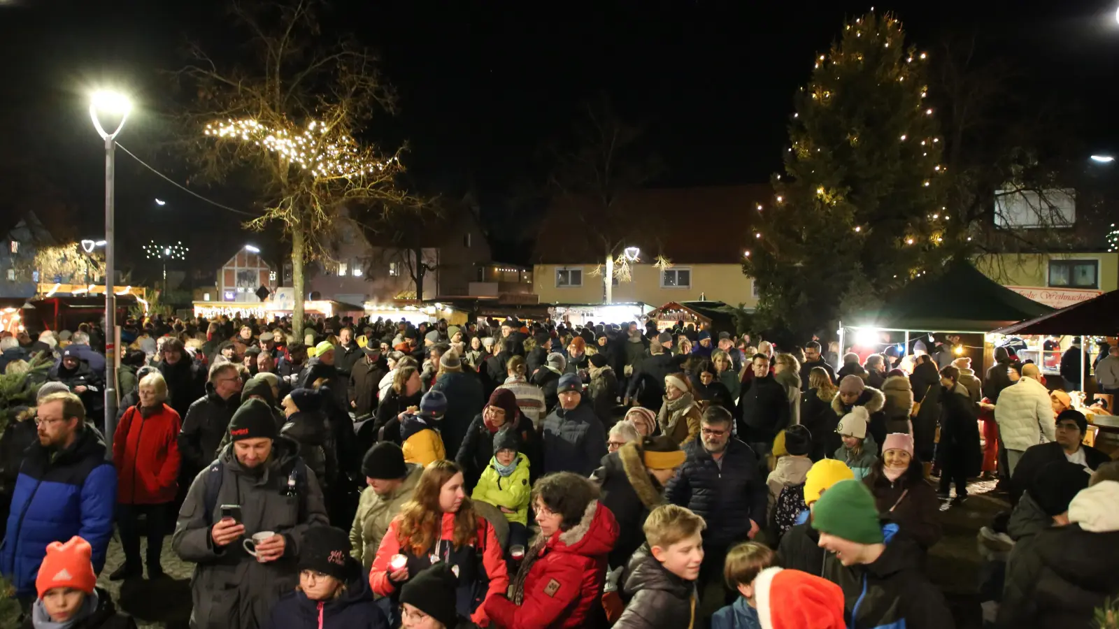 Trockenes und nicht zu kaltes Wetter lockte zahlreiche Besucher auf den Neuendettelsauer Weihnachtsmarkt, der auf dem Sternplatz stattfand.  (Foto: Alexander Biernoth)