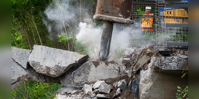 Mit ordentlich Rumms geht es der Brücke bei Petersaurach an den Kragen. (Foto: René Chlopotowski)