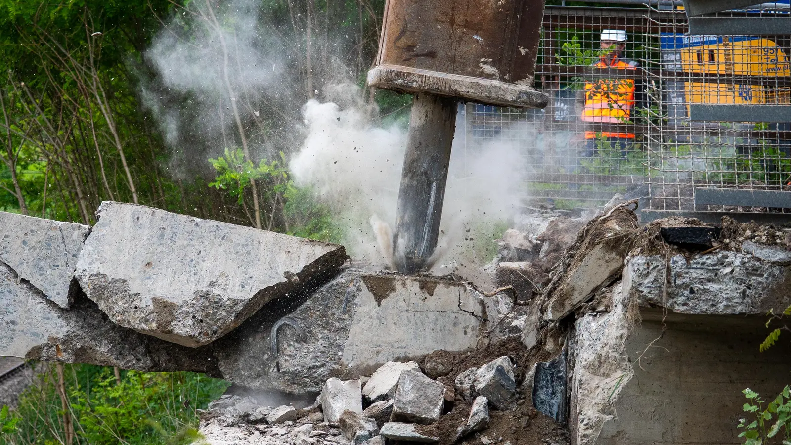 Mit ordentlich Rumms geht es der Brücke bei Petersaurach an den Kragen. (Foto: René Chlopotowski)