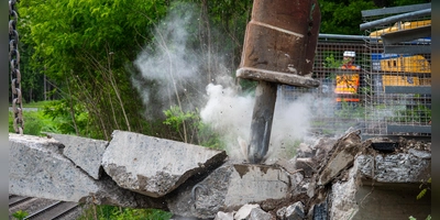 Mit ordentlich Rumms geht es der Brücke bei Petersaurach an den Kragen. (Foto: René Chlopotowski)