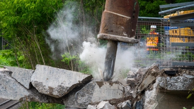Mit ordentlich Rumms geht es der Brücke bei Petersaurach an den Kragen. (Foto: René Chlopotowski)