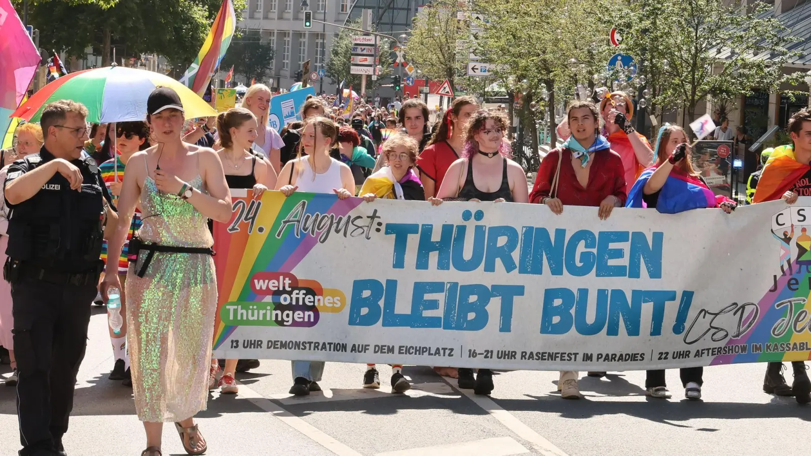 Unter dem Motto „Thüringen bleibt bunt!“ gingen viele Menschen beim CSD auf die Straße. (Foto: Bodo Schackow/dpa)