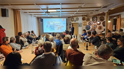 Voll war das Schützenhaus in Wiedersbach bei der Bürgerversammlung. Hier erläutert KUL-Ingenieur Marcus Stieber (hinten) Details der Kläranlagensanierung. (Foto: Wolfgang Grebenhof)