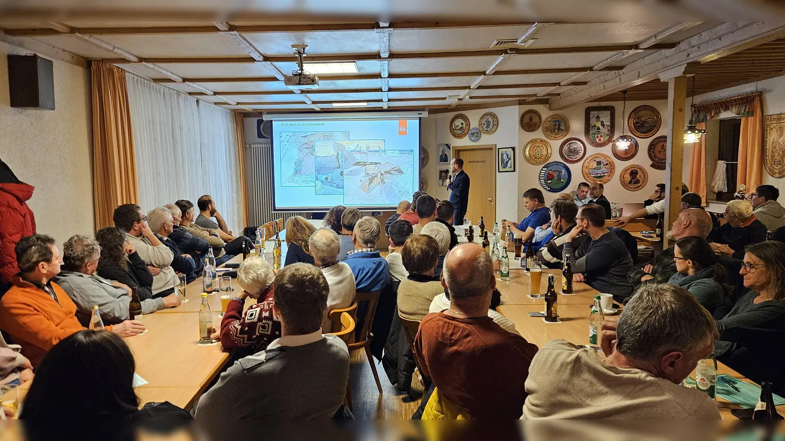 Voll war das Schützenhaus in Wiedersbach bei der Bürgerversammlung. Hier erläutert KUL-Ingenieur Marcus Stieber (hinten) Details der Kläranlagensanierung. (Foto: Wolfgang Grebenhof)