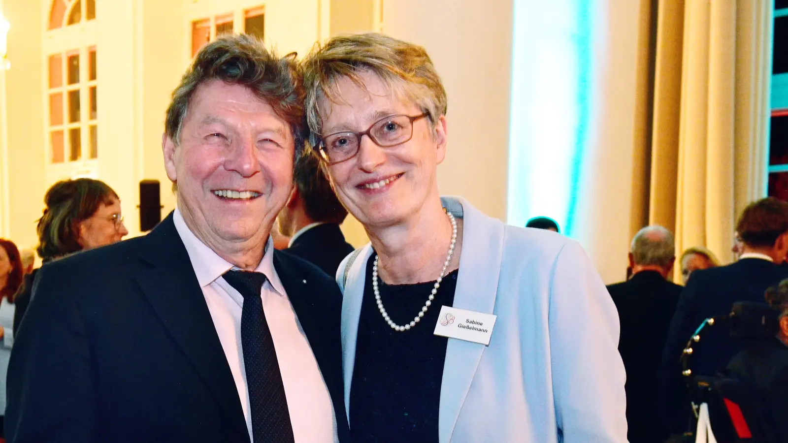 Anton Kuhn und Sabine Gießelmann gut gelaunt beim Staatsempfang: Der Opernsänger aus Hannover ist Bachwochenhelfer, seine Frau arbeitet im Ansbacher Bachwochenbüro.  (Foto: Jim Albright)