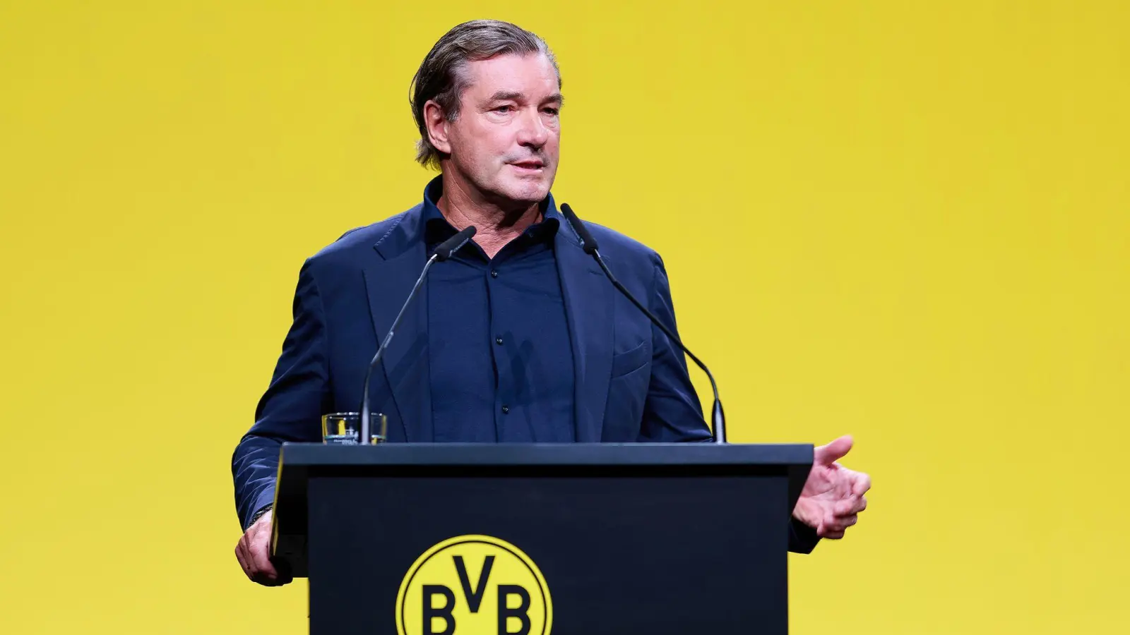 Michael Zorc stellt sich den BVB-Aktionären in einer Rede vor. (Foto: Bernd Thissen/dpa)