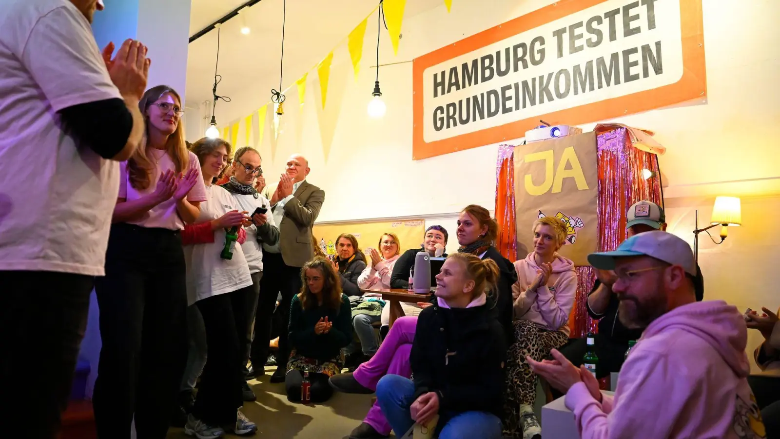 Der Volksentscheid für ein Grundeinkommen-Modellversuch ist gescheitert. (Foto: Jonas Walzberg/dpa)