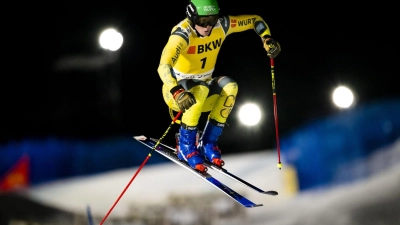 Skicrosser Florian Wilmsmann führt die Weltcup-Wertung an. (Foto: Jean-Christophe Bott/KEYSTONE/dpa)