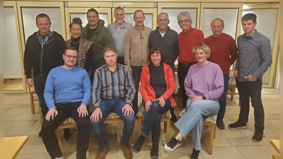 Die Liste der FWG in Wilhelmsdorf mit Dieter Bergler und Andrea Rabert auf den Listenplätzen 1 und 2 (vorne in der Mitte). Es fehlt Melanie Belatschek. (Foto: Ulli Ganter)