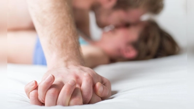 Wer Frühlingskribbeln verspürt, sollte seinen Partner überraschen, empfiehlt die Sexualtherapeutin. Wie wäre es etwa, für eine Nacht ein Hotelzimmer zu mieten und Massageöl einzupacken? (Foto: Christophe Gateau/dpa)